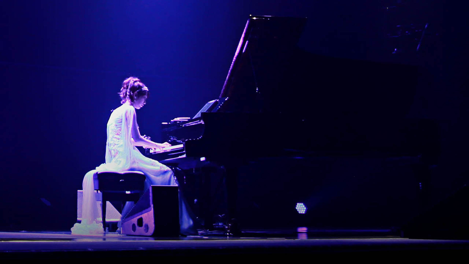 קייקו מנגן בפסנתר
